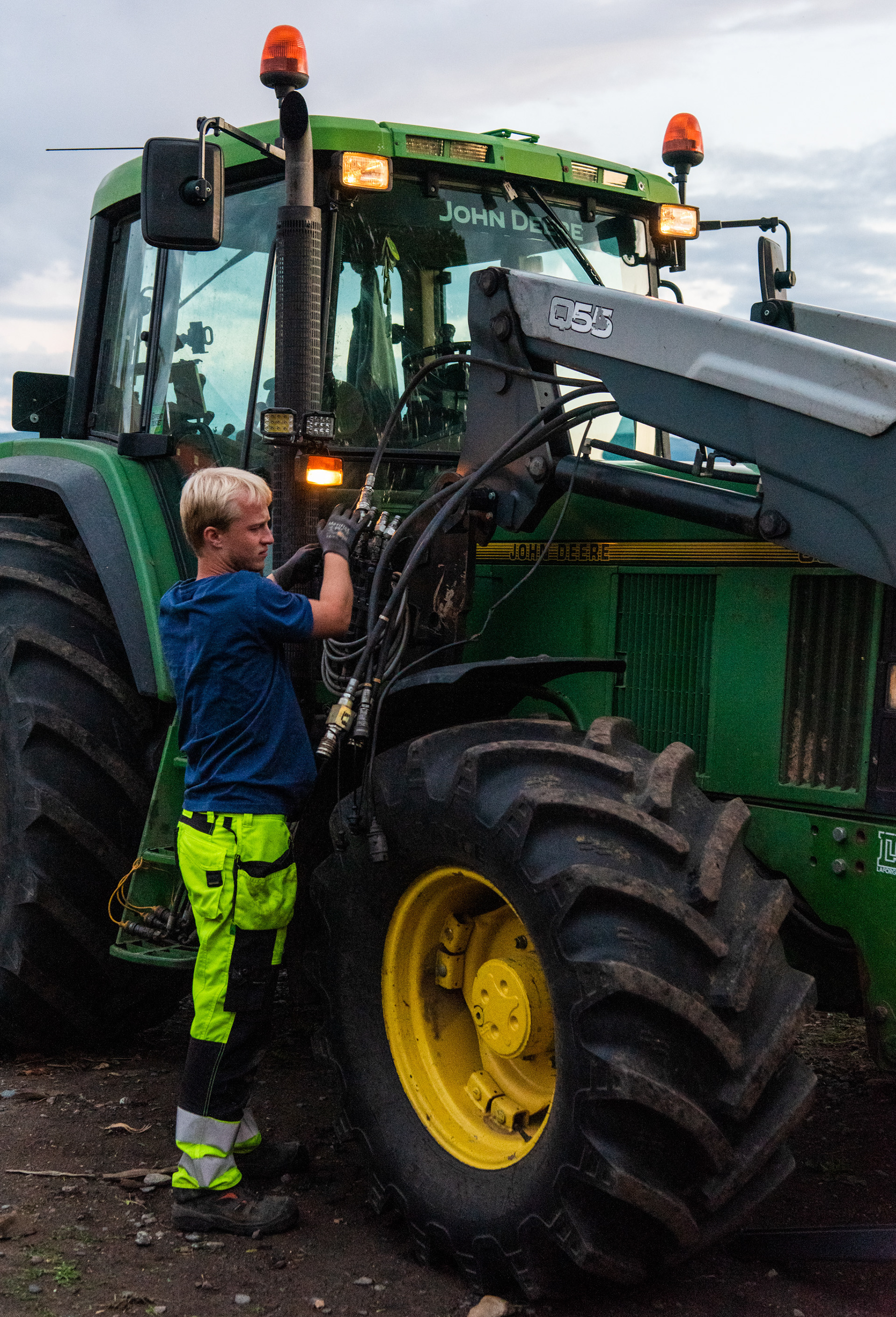 Erik Sverre Gjestvang Hagen arbeider med John Deere-traktor